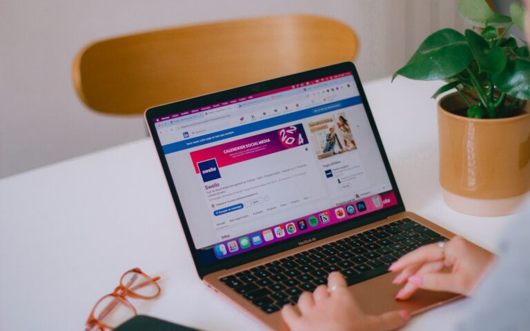 Person sitzt am Laptop und will einen LinkedIn-Post formatieren