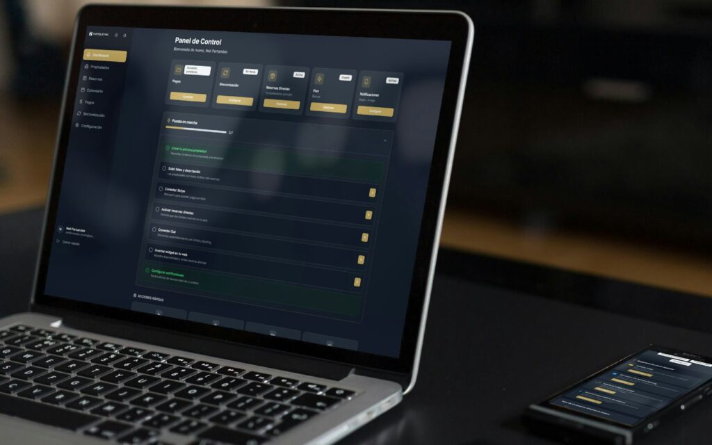 Laptop und Smartphone zeigen Kennzahlen wie in einem Looker Studio Dashboard