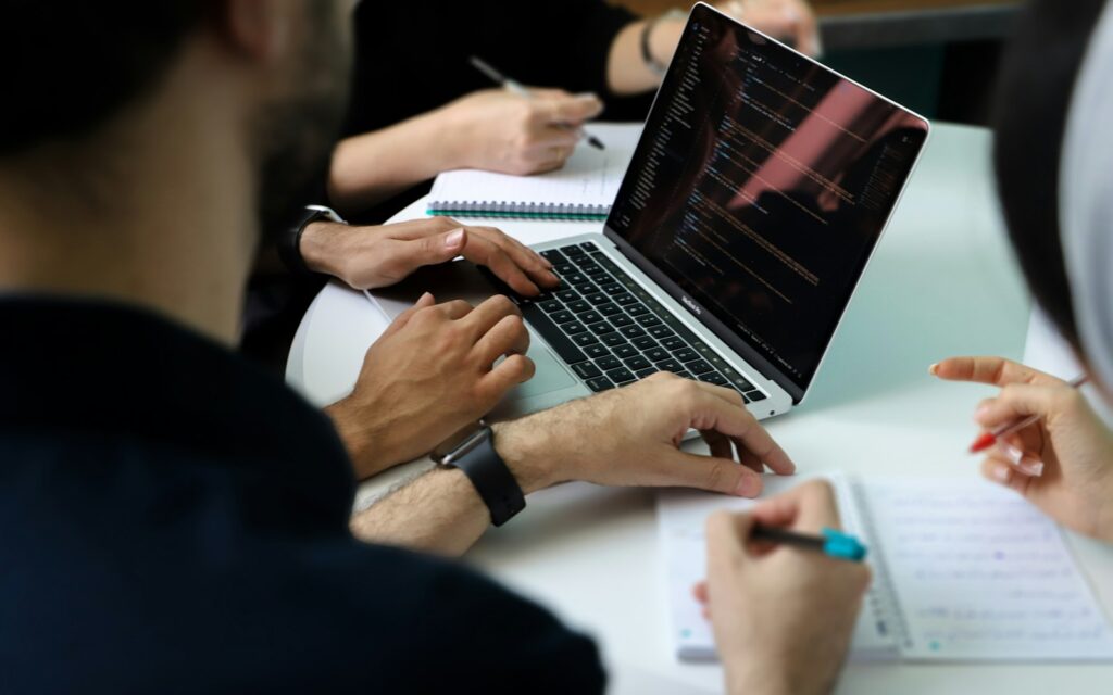 Team bespricht am Laptop die Zahlen aus dem Looker Studio Dashboard