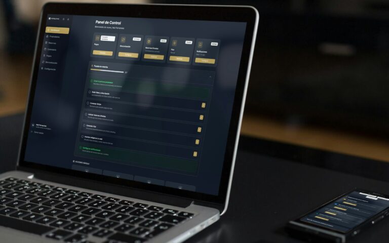 Laptop und Smartphone zeigen Kennzahlen wie in einem Looker Studio Dashboard