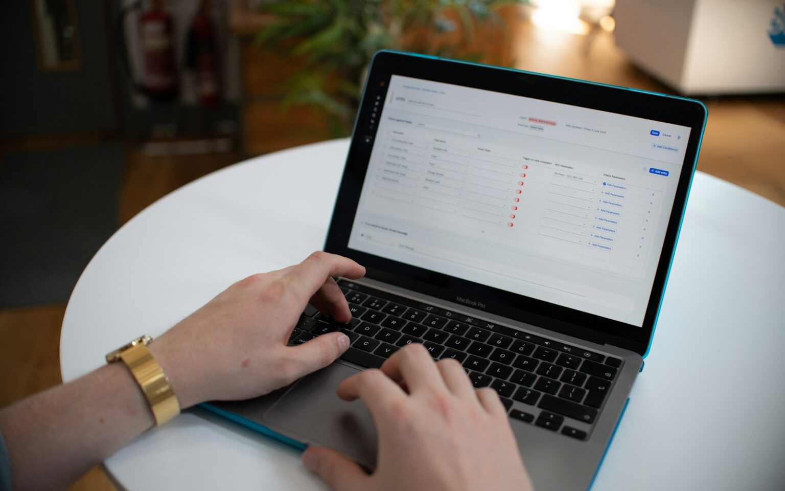 Hände tippen am Laptop mit Tabelle: Marketing-Automation im Arbeitsalltag eines Teams