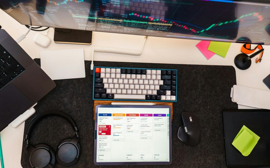 Schreibtisch mit Tablet, Aufgabenkarten und Monitor als Sinnbild für Marketing-Automation und Abläufe