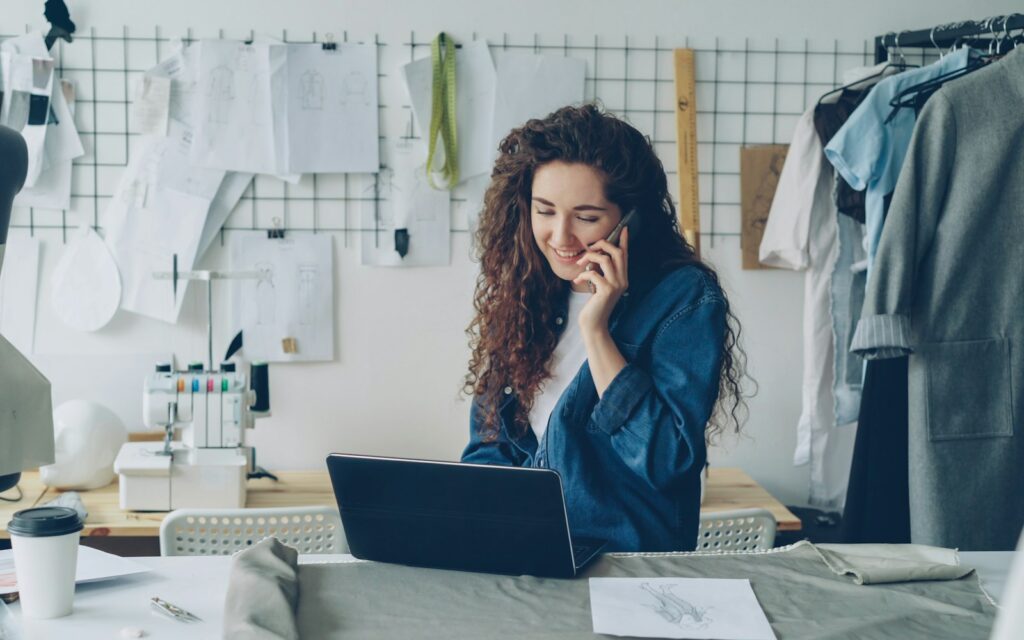 Unternehmerin plant am Laptop Marketing-Funnel-Beispiele für ihren Shop