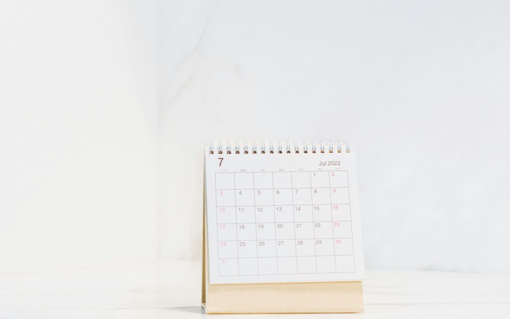 Kalender auf dem Tisch für die Terminplanung in der Marketingplan-Vorlage