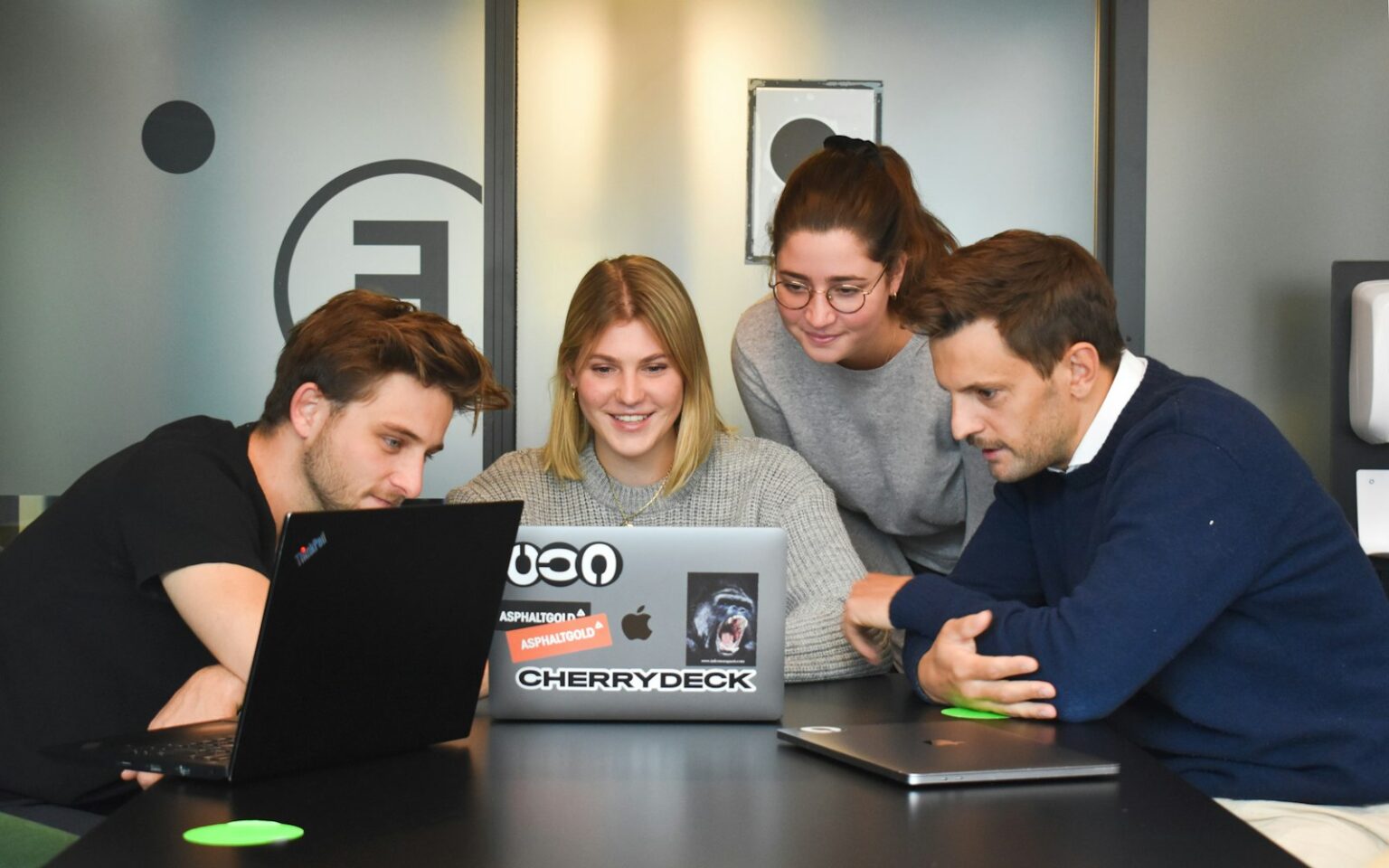Gründungsteam bespricht am Laptop das erste MVP