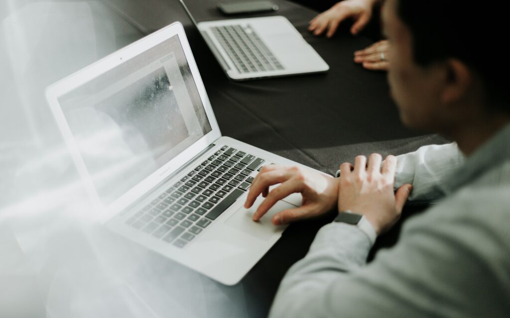 Marketer richtet am Laptop eine n8n-Automatisierung für Leads ein