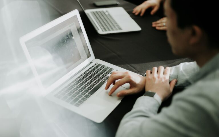 Marketer richtet am Laptop eine n8n-Automatisierung für Leads ein