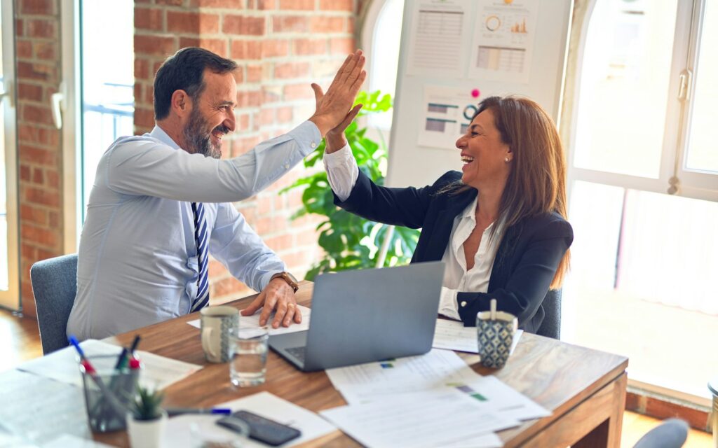 Team bespricht im Meeting, wie es den Net Promoter Score berechnen und auswerten will