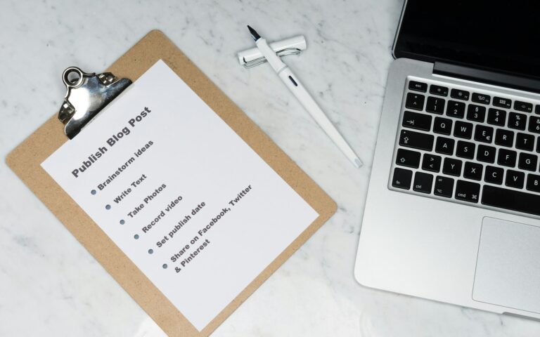 Ausgedruckte Kundenumfrage neben Laptop, um den Net Promoter Score berechnen zu können