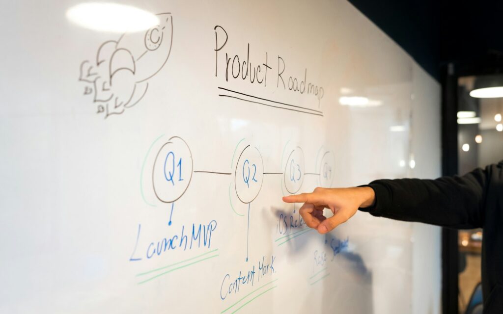Gründerin schreibt an ein Whiteboard, um die Positionierung ihres Unternehmens zu schärfen