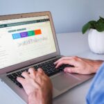 SEO-Analyse am Laptop, um in der Search Console die Indexierung beantragen zu können