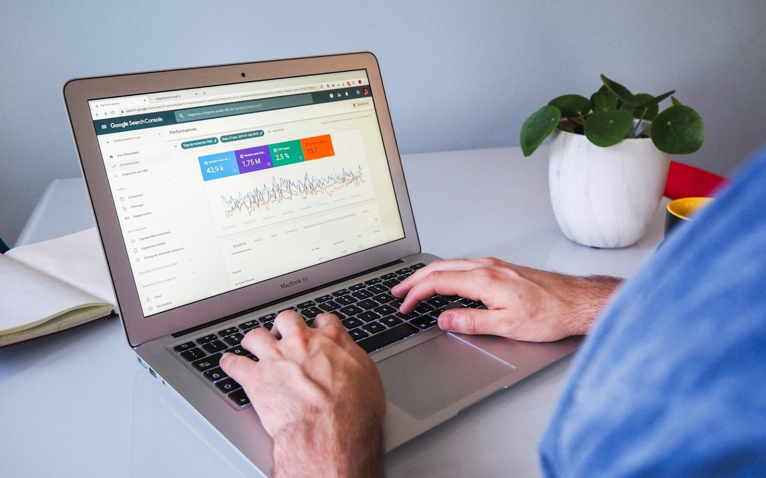 SEO-Analyse am Laptop, um in der Search Console die Indexierung beantragen zu können