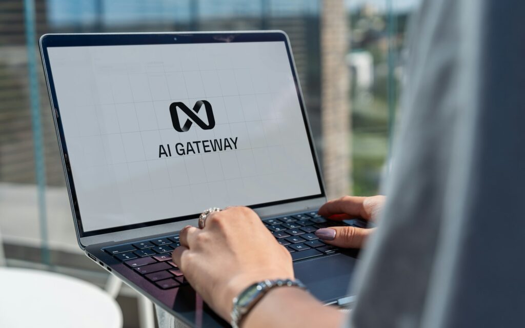 Person tippt am Laptop mit KI-Oberfläche und optimiert SEO für ChatGPT