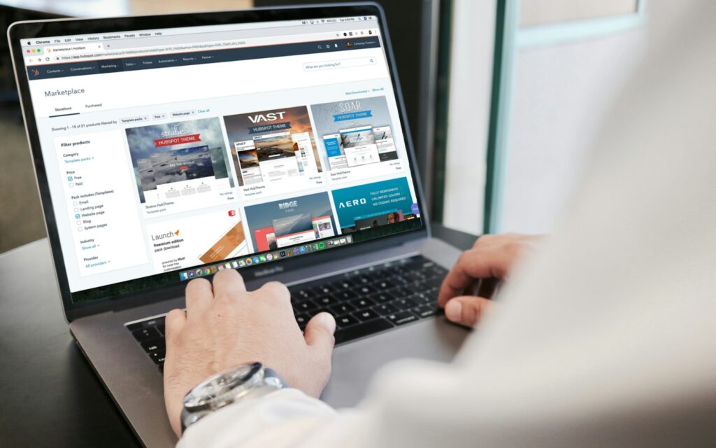 Person arbeitet am Laptop an Inhalten für SEO für ChatGPT