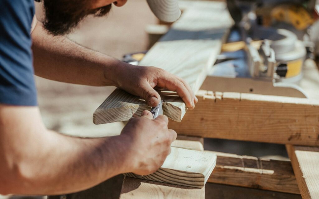 Tischler bearbeitet Holz, Beispiel für SEO für Handwerker mit Referenzfotos