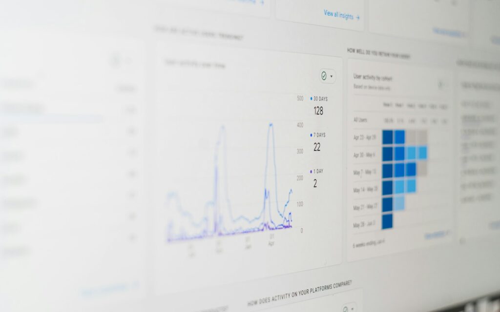 Bildschirm mit Datenströmen als Symbol für Server-Side Tracking