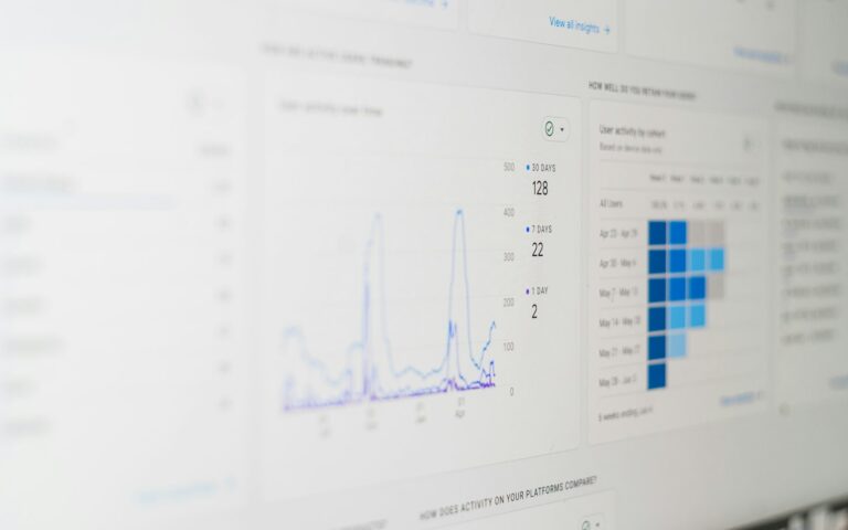 Bildschirm mit Datenströmen als Symbol für Server-Side Tracking