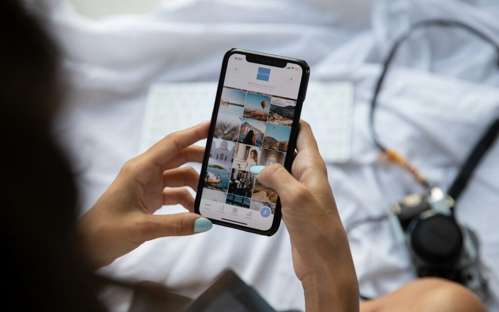 Frau betrachtet Inhalte auf dem Smartphone, Bezug zu Social-Media-Formaten