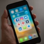 Social Media Scheduler: Smartphone mit geöffneten Social-Media-Apps