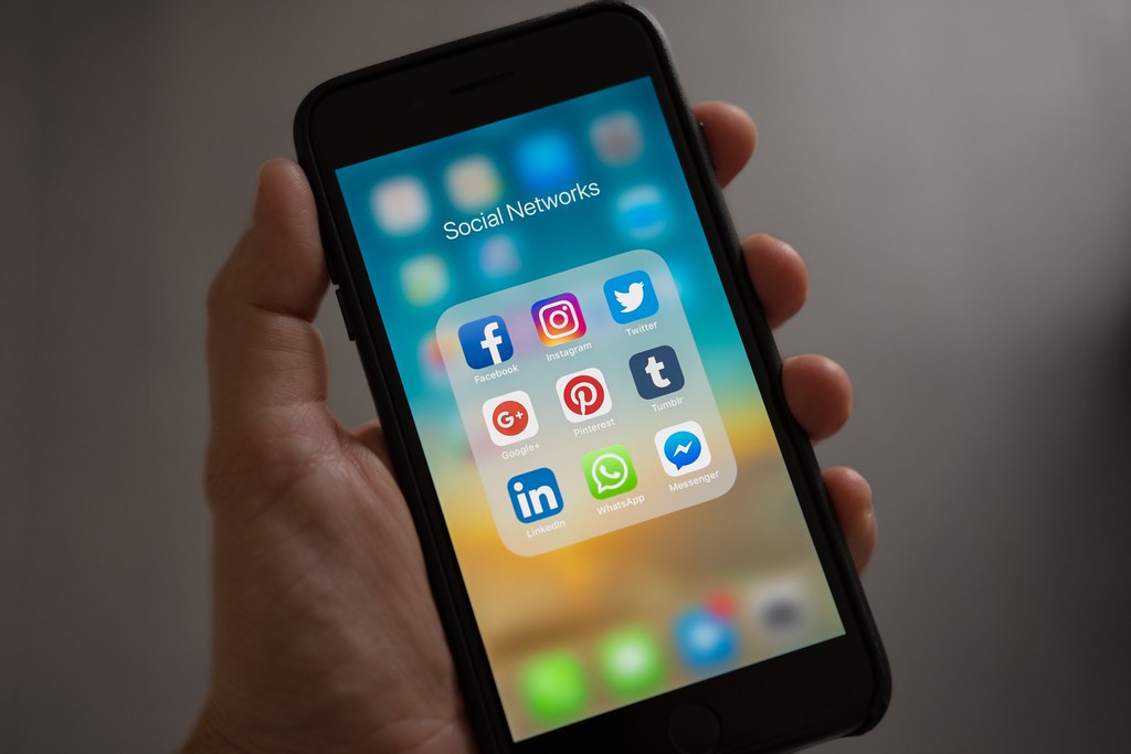 Social Media Scheduler: Smartphone mit geöffneten Social-Media-Apps