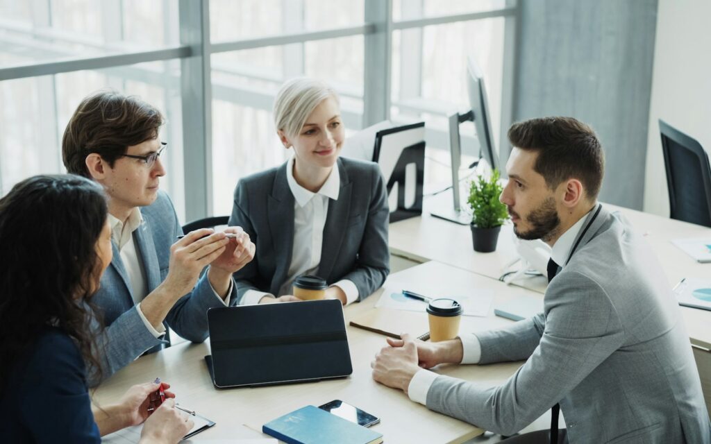 Gründerteam bespricht im Büro Möglichkeiten der Startup-Förderung