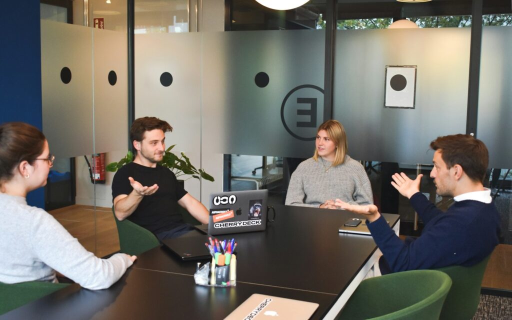 Gründerteam bespricht im Büro, wie sie ein Startup gründen