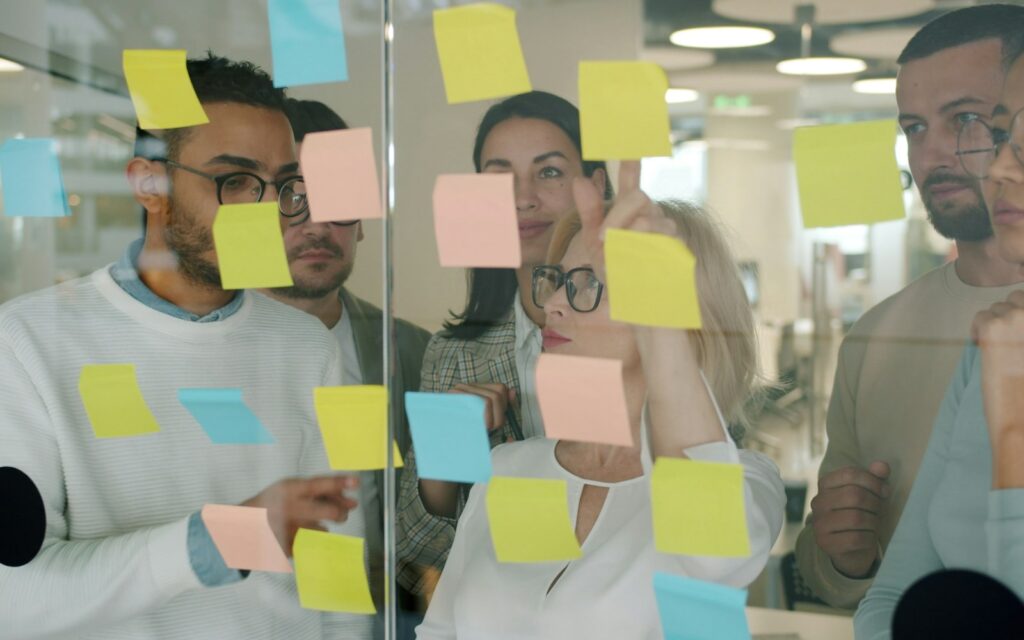 Team sammelt Ideen auf Haftnotizen für Storytelling im Marketing
