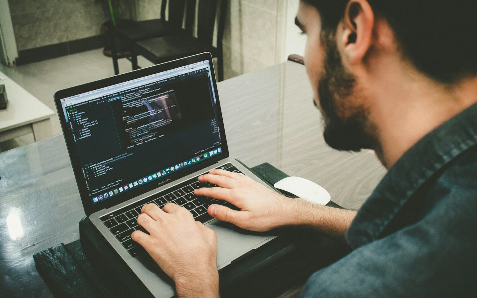 Entwickler am Laptop, um strukturierte Daten prüfen zu können