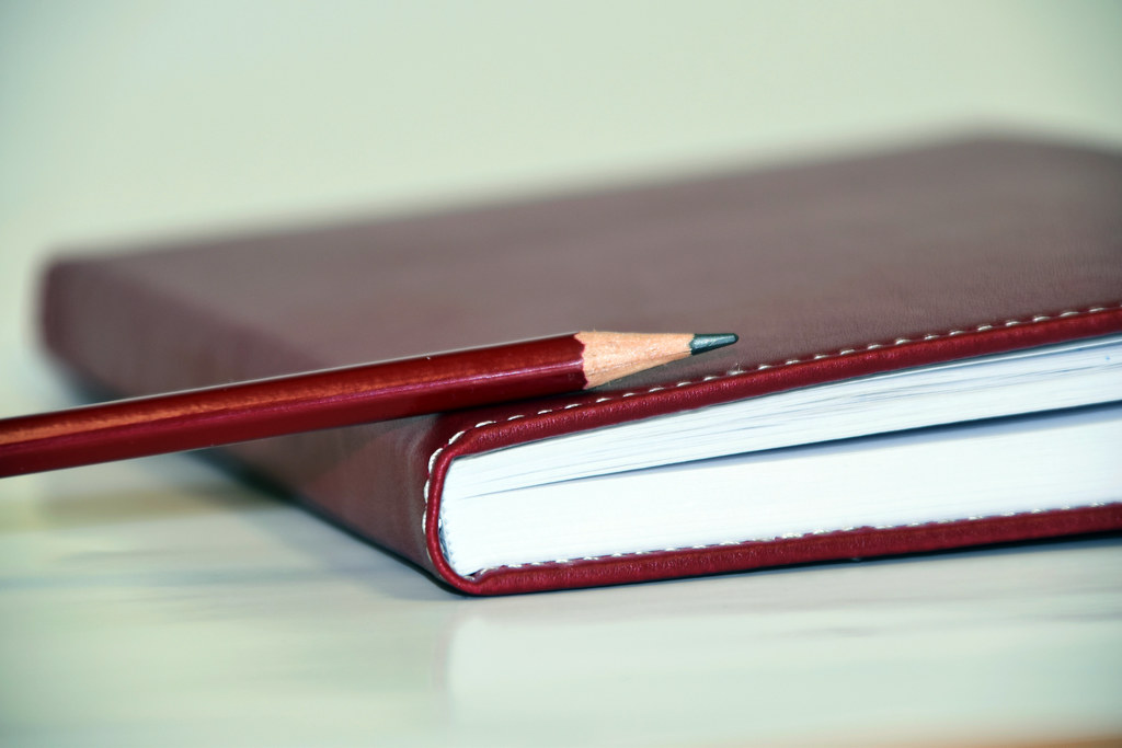 Notizbuch mit Stift für das Briefing eines Textbroker-Auftrags