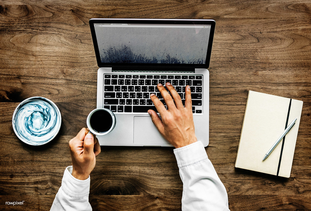 Arbeitsplatz von oben: Content-Workflow mit Textbroker und KI planen