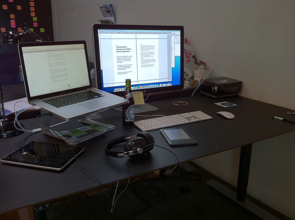 Textbroker: Person schreibt einen Artikel am Laptop