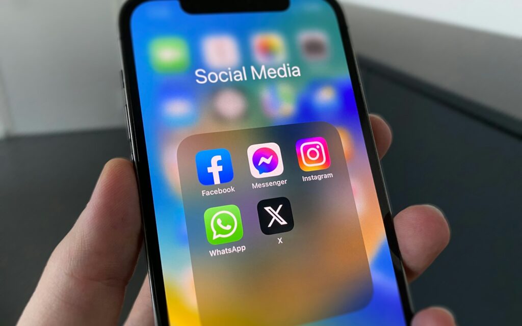 Smartphone mit Social-Media-Apps als Werkzeug für TikTok Marketing