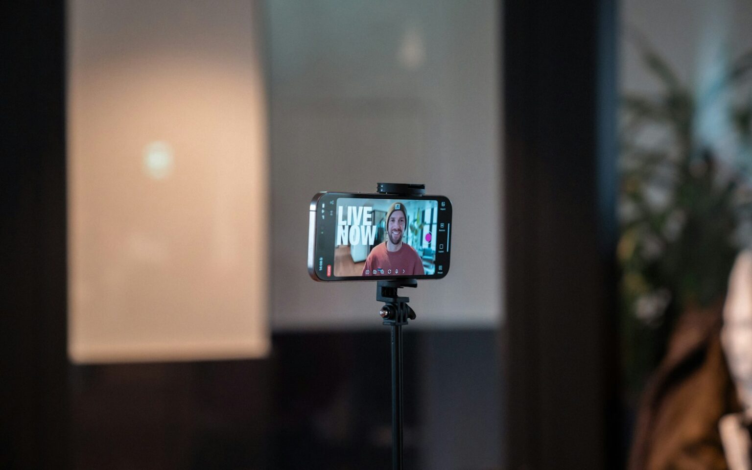 Smartphone auf Stativ filmt eine Person für Videos zu TikTok-Trends
