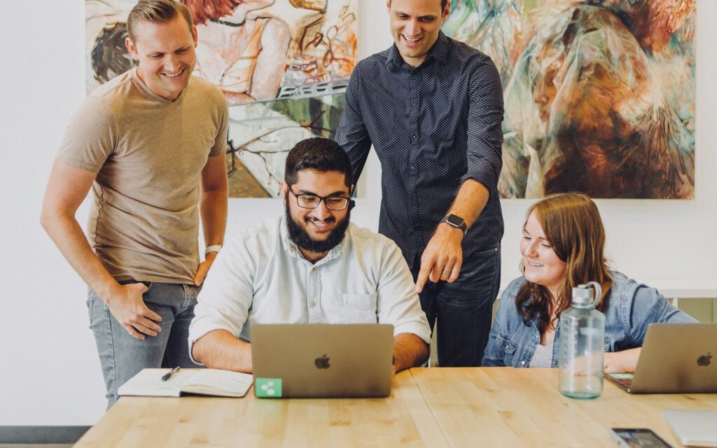 Team bespricht am Laptop Beispiele für eine Unique Selling Proposition