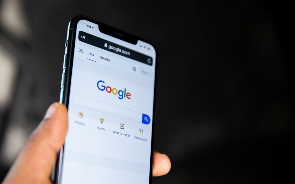 Smartphone mit geöffneter Google-Suche als Symbol für SEO bei Google
