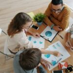 Team bespricht Diagramme für eine Zielgruppenanalyse am Besprechungstisch
