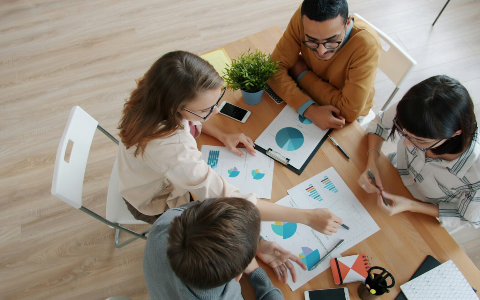 Team bespricht Diagramme für eine Zielgruppenanalyse am Besprechungstisch